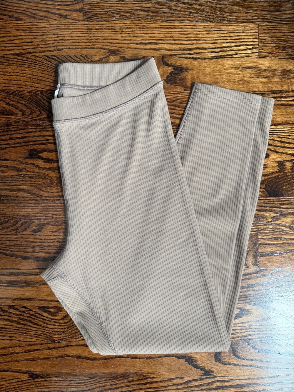 Alo Yoga Women’s Wellness Ribbed Leggings in Taupe